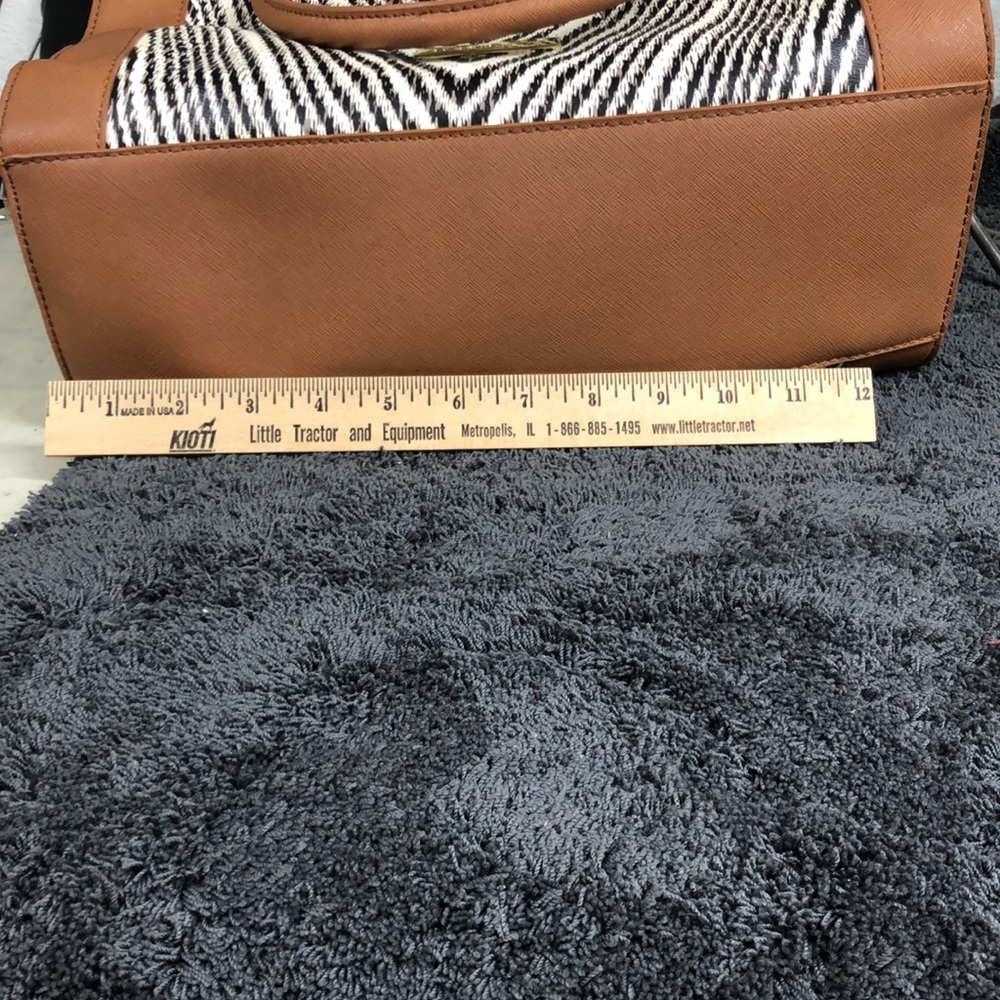 Liz Claiborne bag large compartment - Picture 9 of 9